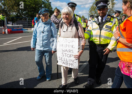 London, Großbritannien. 3. September, 2019. Polizisten verhaften Quäker Sperrung einer der beiden wichtigsten Zufahrtsstraßen zu ExCel London am zweiten Tag der Woche - lange Proteste gegen DSEI, der größten Waffen der Welt. Proteste wurden rund um Glauben und Gebet und Gläubigen, die aus mehreren Religionen einschließlich der Quäker in Solidarität gegen den Waffenhandel. Credit: Mark Kerrison/Alamy leben Nachrichten Stockfoto