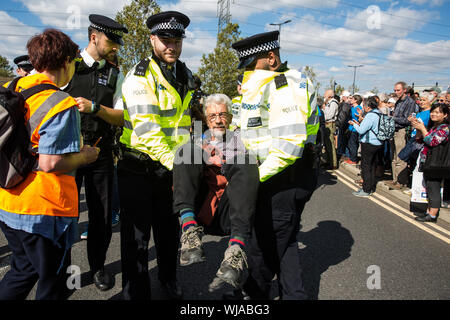 London, Großbritannien. 3. September, 2019. Polizisten verhaften Quäker Sperrung einer der beiden wichtigsten Zufahrtsstraßen zu ExCel London am zweiten Tag der Woche - lange Proteste gegen DSEI, der größten Waffen der Welt. Proteste wurden rund um Glauben und Gebet und Gläubigen, die aus mehreren Religionen einschließlich der Quäker in Solidarität gegen den Waffenhandel. Credit: Mark Kerrison/Alamy leben Nachrichten Stockfoto