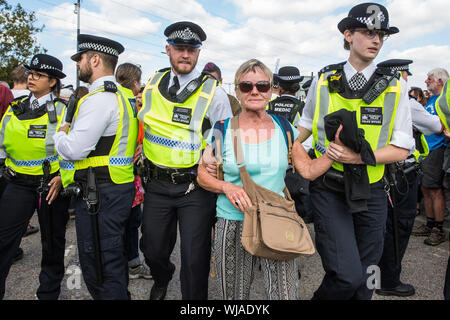 London, Großbritannien. 3. September, 2019. Polizisten verhaften Quäker Sperrung einer der beiden wichtigsten Zufahrtsstraßen zu ExCel London am zweiten Tag der Woche - lange Proteste gegen DSEI, der größten Waffen der Welt. Proteste wurden rund um Glauben und Gebet und Gläubigen, die aus mehreren Religionen einschließlich der Quäker in Solidarität gegen den Waffenhandel. Credit: Mark Kerrison/Alamy leben Nachrichten Stockfoto