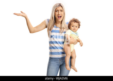 Wütende Mutter Holding grumpy Baby auf weißem Hintergrund Stockfoto