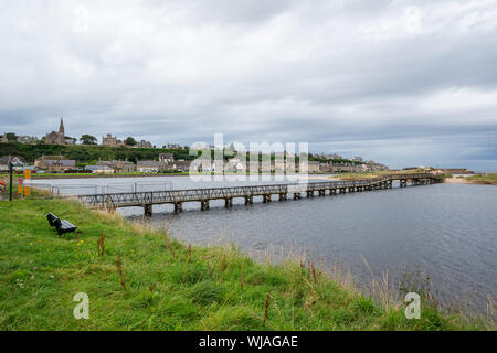 East Beach Fußgängerbrücke, Lossiemouth, Moray, Schottland, Großbritannien. 3. September 2019. Fiona Hyslop MSP, Kabinettsminister für Kultur, Tourismus und Externe Angelegenheiten gibt bekannt, dass die schottische Regierung die Reparatur oder den Austausch der Fußgängerbrücke finanziert werden, um den sicheren Zugriff auf den Strand und die Arbeitsplätze und Unternehmen, die davon profitieren zu schützen. Credit: Jasperimage/AlamyLiveNews Stockfoto