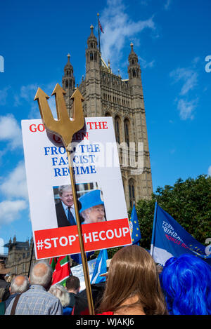 Wie das Parlament wieder aufgenommen nach der Sommerpause Demonstranten vor gesammelt haben, demonstrieren gegen Premierminister Boris Johnson die Entscheidung des Parlaments vor der Brexit Datum des 31. Oktober auszusetzen. Viele glauben, dass die vertagen wird "No Deal" Brexit zu unbeanstandet zulassen. Viele verlangen auch eine allgemeine Wahl, ein Ende der Sparmaßnahmen und für ein zweites Referendum auf Brexit Stockfoto