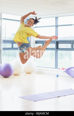 Junge Frau im Fitness-Studio springen Stockfoto