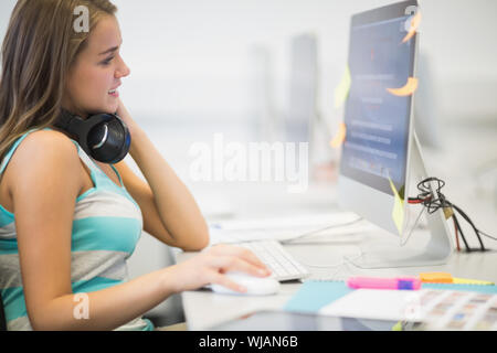 Hübsche junge Studentin im Computerraum arbeiten Stockfoto