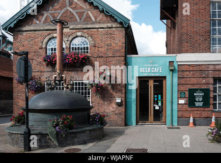 Externe Ansicht des Bieres Café und Besucherzentrum mit Bier Kupfer an der Greene King Westgate Brauerei, Bury St. Edmunds, Suffolk Stockfoto