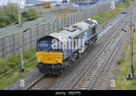 DRS-Class 66 Diesel Lokomotive 66303 Ansätze Daventry internationalen Schienengüterverkehr Terminal auf der West Coast Main Line Stockfoto