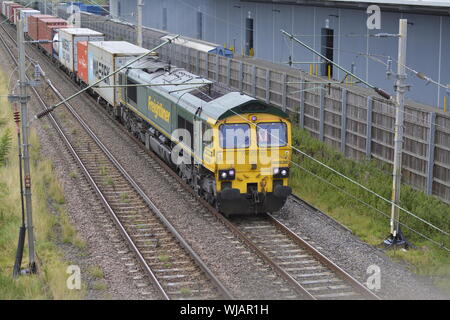 Freightliner Class 66 Diesel Lokomotive 66538 Ansätze Daventry internationalen Schienengüterverkehr Terminal mit einer intermodalen Güterzug Stockfoto