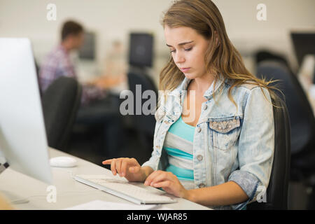 Fokussierte Studierender im Computerraum Stockfoto