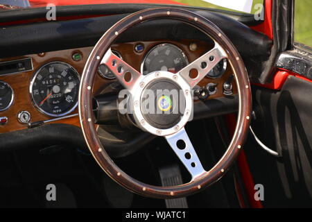 Interior Detail eines Sunbeam Alpine Classic Auto mit dem Lenkrad Tachometer und Dashboard Stockfoto