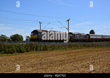 West Coast Eisenbahnen Klasse 47 Klasse 37 37516 47245 führt 'Loch Laidon' auf das Northampton Loop West Coast Main Line im Sommer 2019 Stockfoto