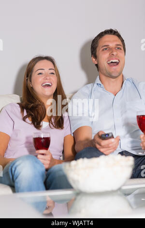 Brautpaar mit Wein und Popcorn, einen Film zu Hause genießen Stockfoto