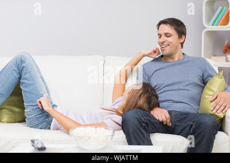 Niedlich und glückliches paar entspannende auf sofa Stockfoto
