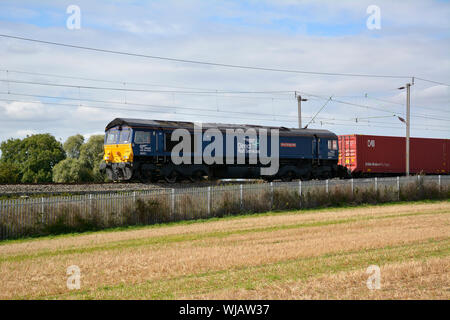 DRS-Class 66 Diesel Lokomotive 66421 'Gresty Brücke TMD' übergibt die Kamera auf das Northampton Schleife mit einer intermodalen Güterzug Stockfoto