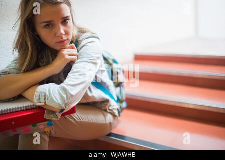 Traurig einsam Schüler sitzen auf Treppe, Blick in die Kamera Stockfoto