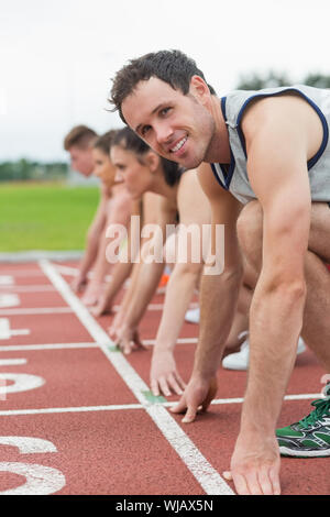 Junge Menschen, die bereit zum Rennen auf "Track" Stockfoto