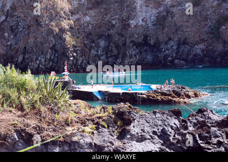 Natürlichen Pool im Caloura Azoren - Portugal Stockfoto