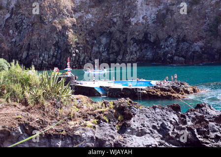 Natürlichen Pool im Caloura Azoren - Portugal Stockfoto