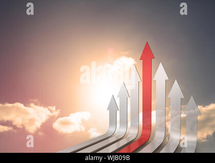 Rote und graue Pfeile gegen Himmel Stockfoto
