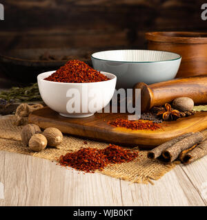 Trocknen Sie Aleppo Chili Pepper Flocken in einer Schüssel und in einer Küchenumgebung Stockfoto