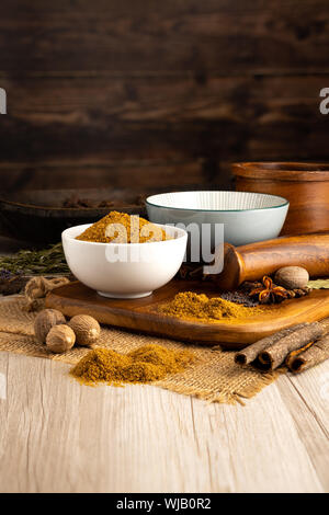 Getrocknete Kreuzkümmel Pulver in einer Schüssel und mit einer Küche Einstellung Stockfoto