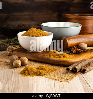 Getrocknete Kreuzkümmel Pulver in einer Schüssel und mit einer Küche Einstellung Stockfoto