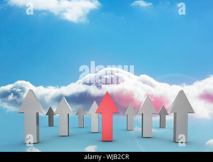 Rote und graue Pfeile gegen Himmel Stockfoto