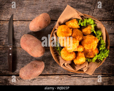 Hausgemachte Kroketten auf dem Tisch von oben Stockfoto