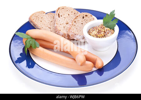 Drei kalt geräucherte Würstchen oder Wiener Würstchen serviert auf einem Teller mit einem Sprung in eine kleine Schüssel geben und in Scheiben geschnittenen Kirschtomaten auf ein weißes Studio-Hintergrund Stockfoto