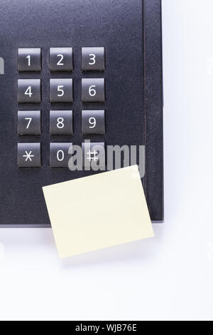 Memo per post Nachricht am Telefon im Büro Erinnerung Objekt Geschäft Stockfoto