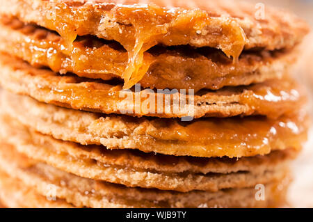 Macro schießen schmelzenden Honig auf die Pfannkuchen Stockfoto