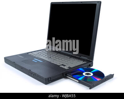 Ein schwarzer Laptop mit dvd im Tray. Isoliert auf weißem Hintergrund. Stockfoto