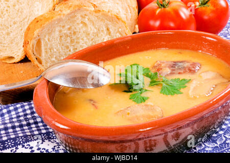 Bohnen und Tomaten auf dem Tisch Stockfoto