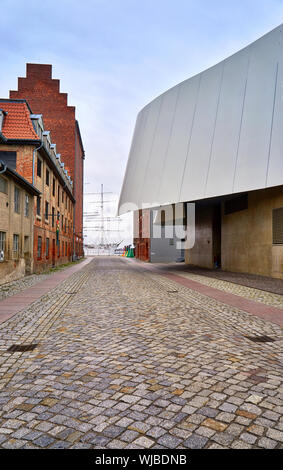 Blick durch die Straßen der Altstadt von Stralsund auf einem großen Segelschiff im Hafen. Stockfoto