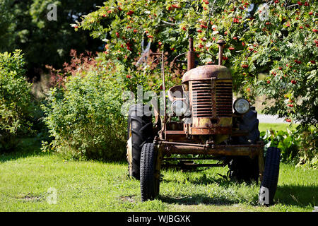 Kullaa, Finnland 28.08.2019 Leineperi Eisenhütte Veru Rusty Massey Harris Pony Traktor im Freien in der eisenhütte Garten Stockfoto