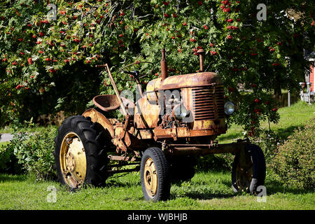 Kullaa, Finnland 28.08.2019 Leineperi Eisenhütte Veru Rusty Massey Harris Pony Traktor im Freien in der eisenhütte Garten Stockfoto