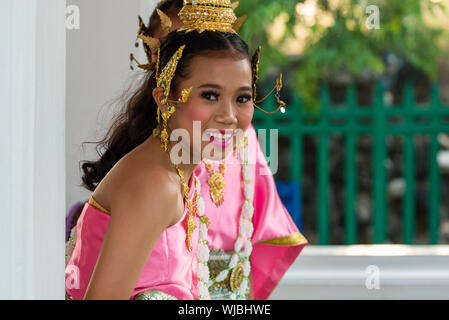 Thai Tänzer wartet am Wat Arun, Bangkok Thailand durchführen Stockfoto