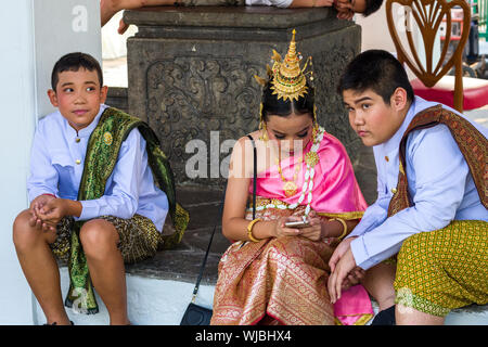 Thai Tänzer wartet am Wat Arun, Bangkok Thailand durchführen Stockfoto