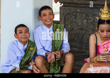 Thai Tänzer wartet am Wat Arun, Bangkok Thailand durchführen Stockfoto