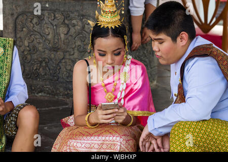 Thai Tänzer wartet am Wat Arun, Bangkok Thailand durchführen Stockfoto