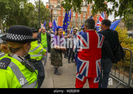 Westminster, London, Großbritannien. 3. September 2019. Bleiben Demonstranten und Pro Brexit Demonstranten Wege kreuzen außerhalb Parlament während ein entscheidender Tag in der Brexit Debatte. Credit: Haydn Denman/Alamy leben Nachrichten Stockfoto