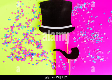 Symbol der Mann mit schwarzen rauchen Pfeife, Hut und Konfetti auf neon Hintergrund. Fflat Design. Einladung auf Party oder Happy Vatertag Grußkarte. Stockfoto