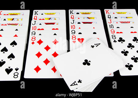 Karten für Solitaire auf schwarzem Hintergrund verwendet wird Stockfoto