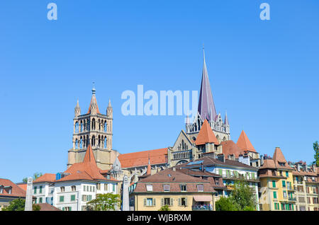 Der Turm der Kathedrale von Notre Dame in Lausanne in der Schweiz. Im Kanton Waadt. Er gehört der evangelisch-reformierten Kirche. Religiöse Gebäude. Gotische Architektur. Religion. Stockfoto