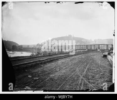 Harper's Ferry, W. Virginia. Blick auf die Stadt und die Eisenbahnbrücke Abstract: Ausgewählte Bürgerkrieg Fotografien, 1861-1865 Stockfoto