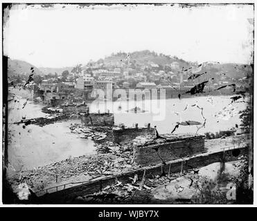 Harper's Ferry, W. Virginia. Blick auf die Stadt; Eisenbahnbrücke in Ruinen Abstract: Ausgewählte Bürgerkrieg Fotografien, 1861-1865 Stockfoto