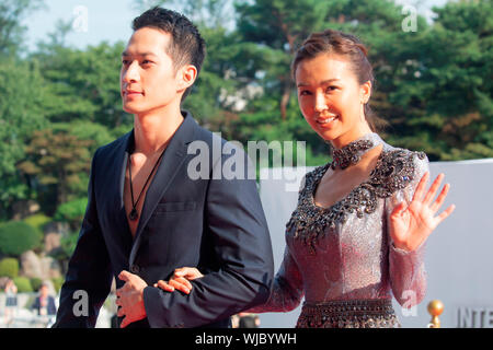 Xingtong Yao und Charles Luu, 28. August 2019: Chinesische Schauspielerin Xingtong Yao (R) und Schauspieler Charles Luu auf der Seoul International Drama Awards 2019 in Seoul, Südkorea. Quelle: Lee Jae-Won/LBA/Alamy leben Nachrichten Stockfoto