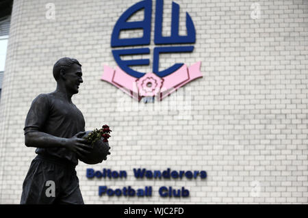 Eine Statue des ehemaligen Bolton Wanderers player Nat Lofthouse außerhalb der Erde vor der EFL-Trophäe nördlichen Abschnitt Gruppe F Match an der Universität Bolton Stadion. Stockfoto