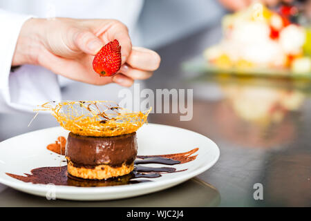 Küchenchef im Restaurant Küche kochen Stockfoto
