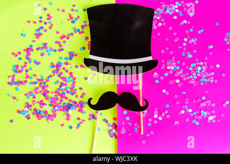Symbol der Gentleman. Design mit Schnurrbart und schwarzen Hut auf hellen Hintergrund mit buntem Konfetti. Flache Bauform. Einladung zu einer Party oder Happy Vatertag Grußkarte. Stockfoto