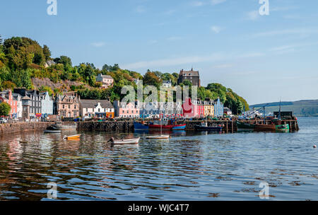 Ansicht der Tobermory Waterfront. Tobermory ist die Hauptstadt von Mull, und bis 1973 der einzige Burgh auf, die Insel Mull in der Schottischen Inneren Hebriden. Stockfoto